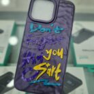 iPhone 15 Pro Max Baskılı Kabartmalı Koyu Mor Sert Kapak