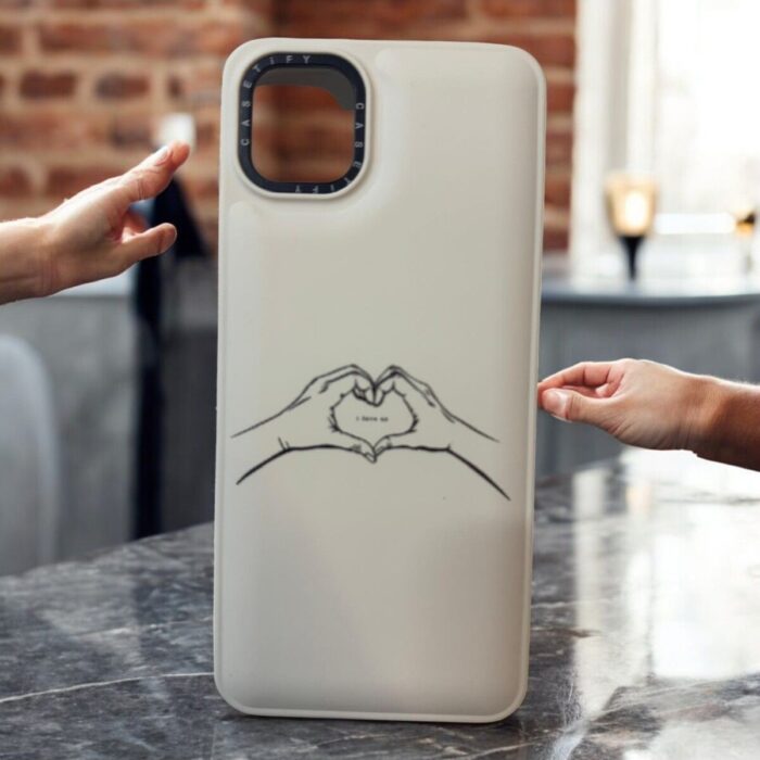 Samsung Galaxy A04 Beyaz Kalp Yapan El İçi Kadife Baskılı Kılıf