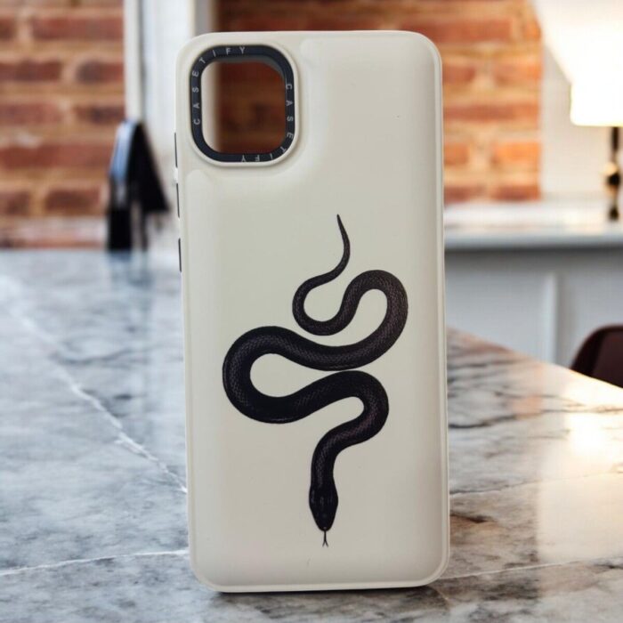 Samsung Galaxy A04S Beyaz Yılan İçi Kadife Baskılı Kılıf